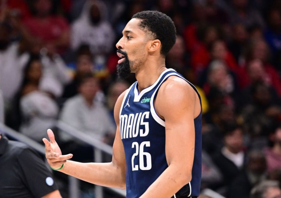 包含阿扎伦卡官方宣布败北新规，老鹰引发争议！上演精彩一战的词条